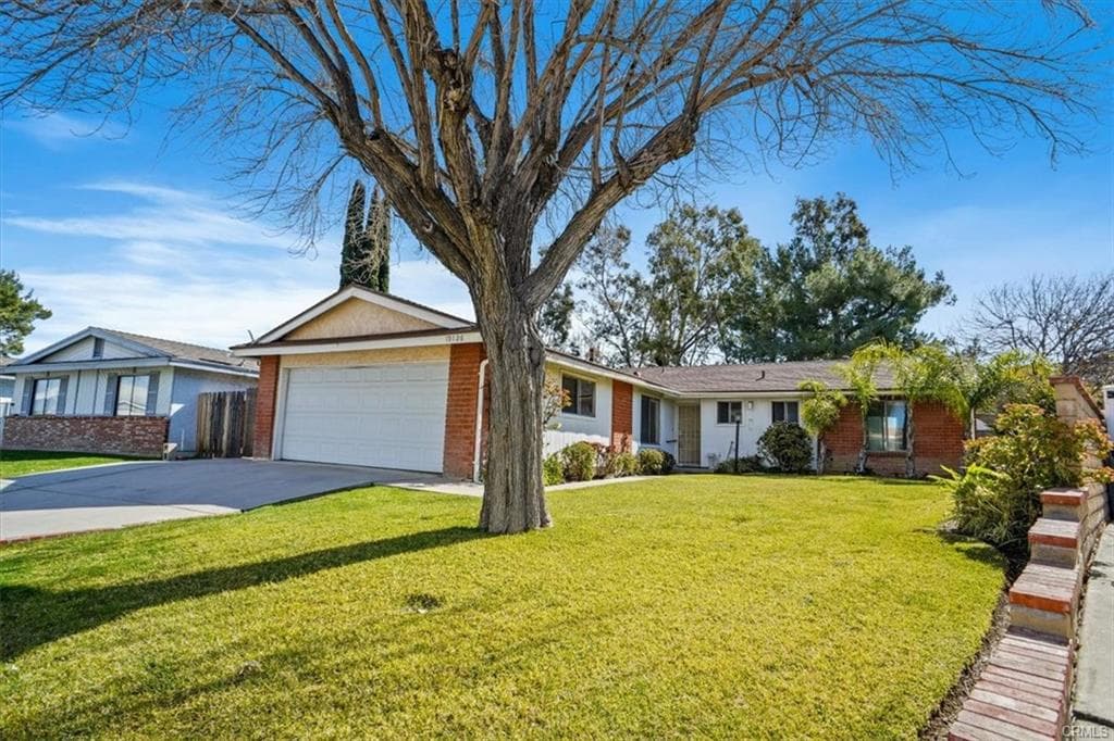 Charming Single-Story Home with Bonus Room & Huge Lot!