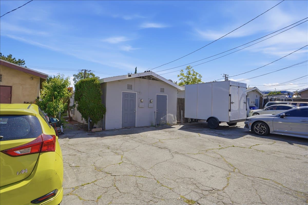 Listing Image 8