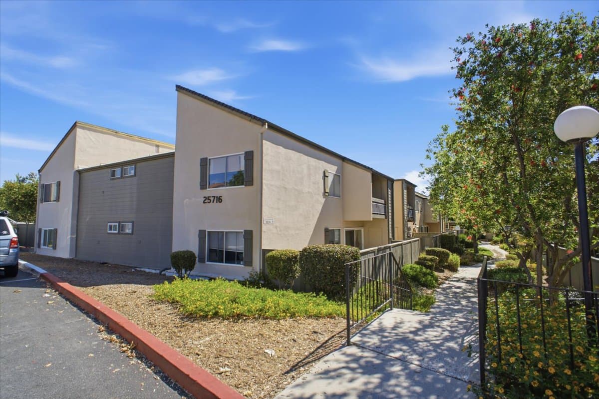 Valencia Condo in Lakeshore Community!